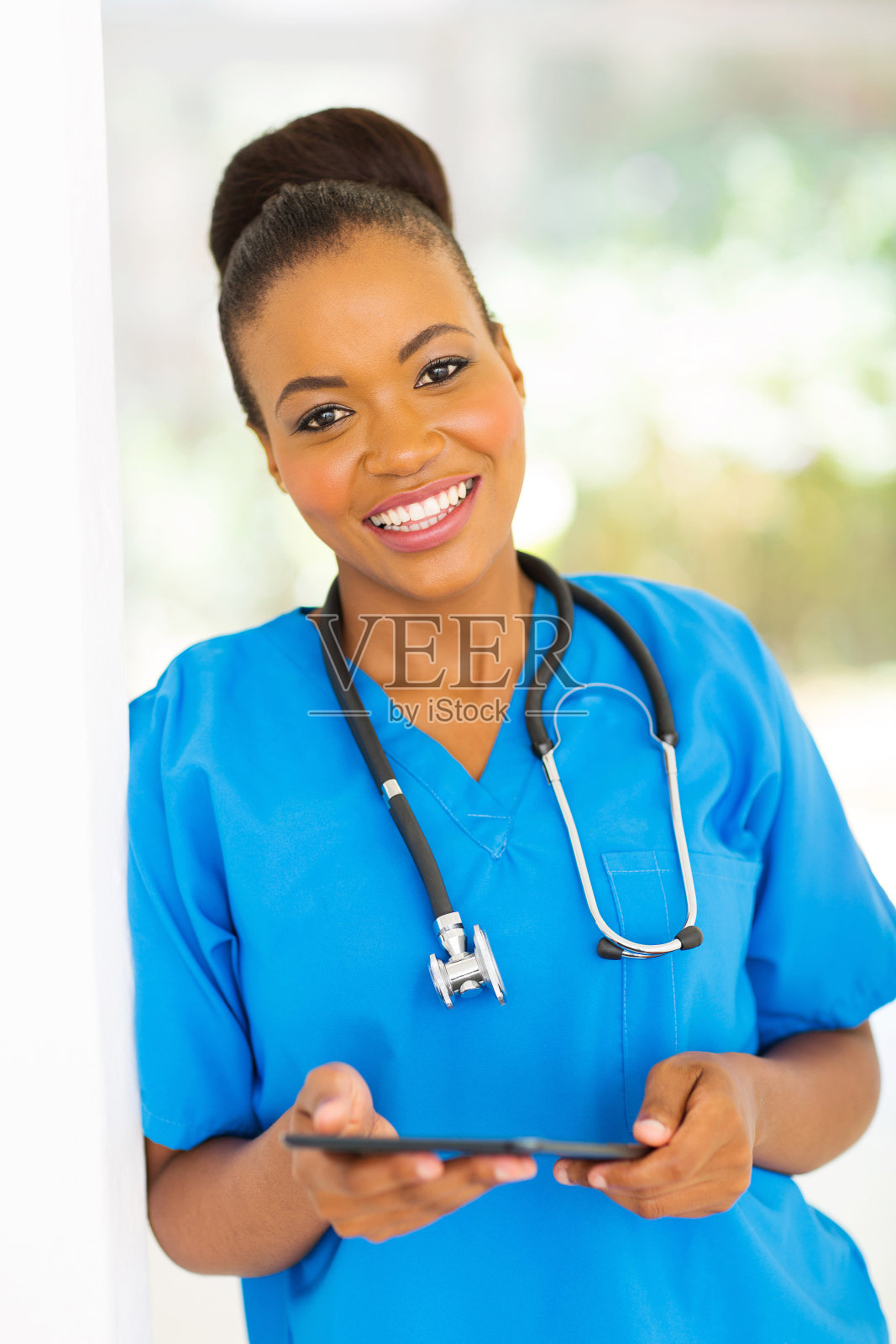 非裔美国医疗工作者平板电脑照片摄影图片