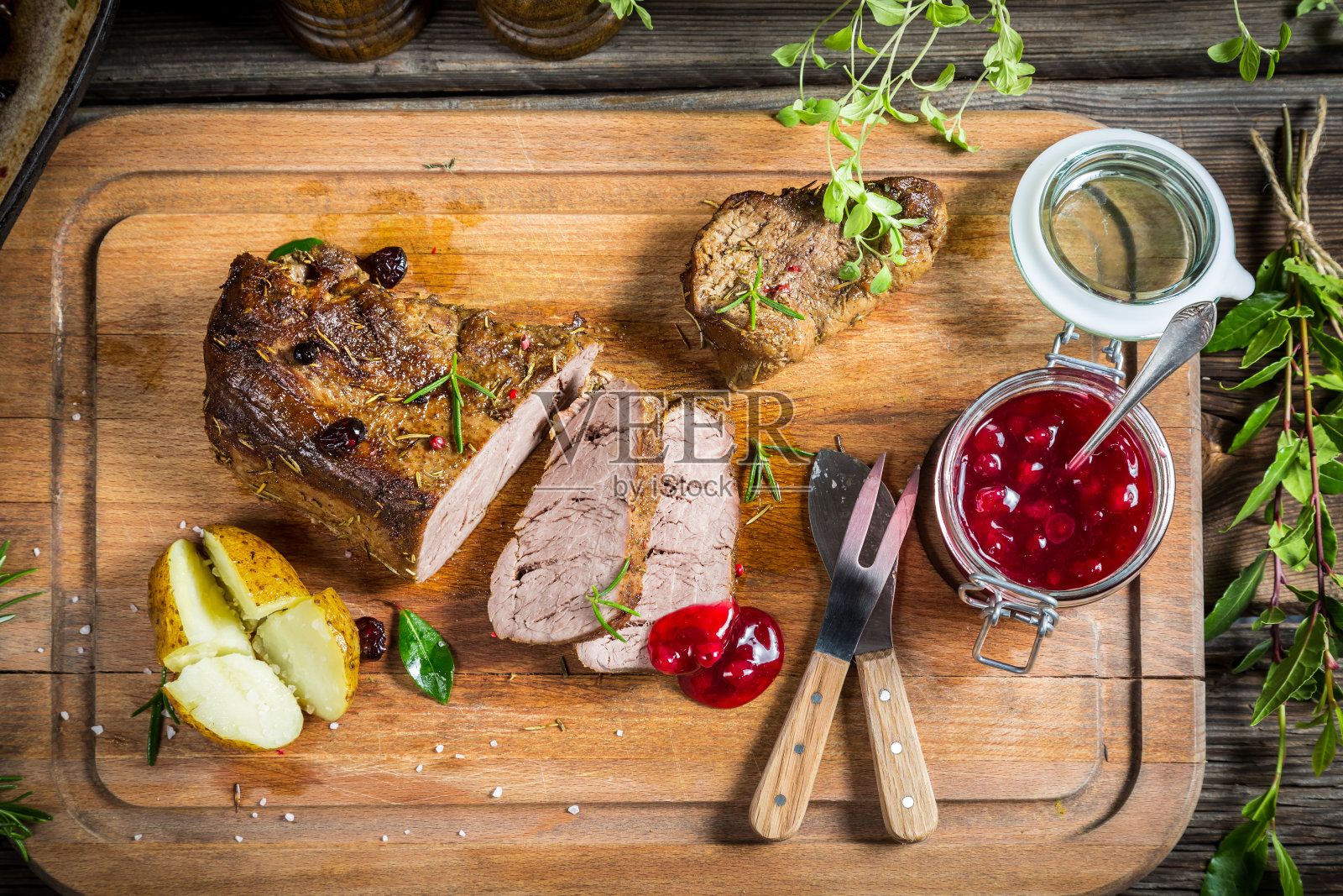 鹿肉和烤土豆配蔓越莓酱照片摄影图片