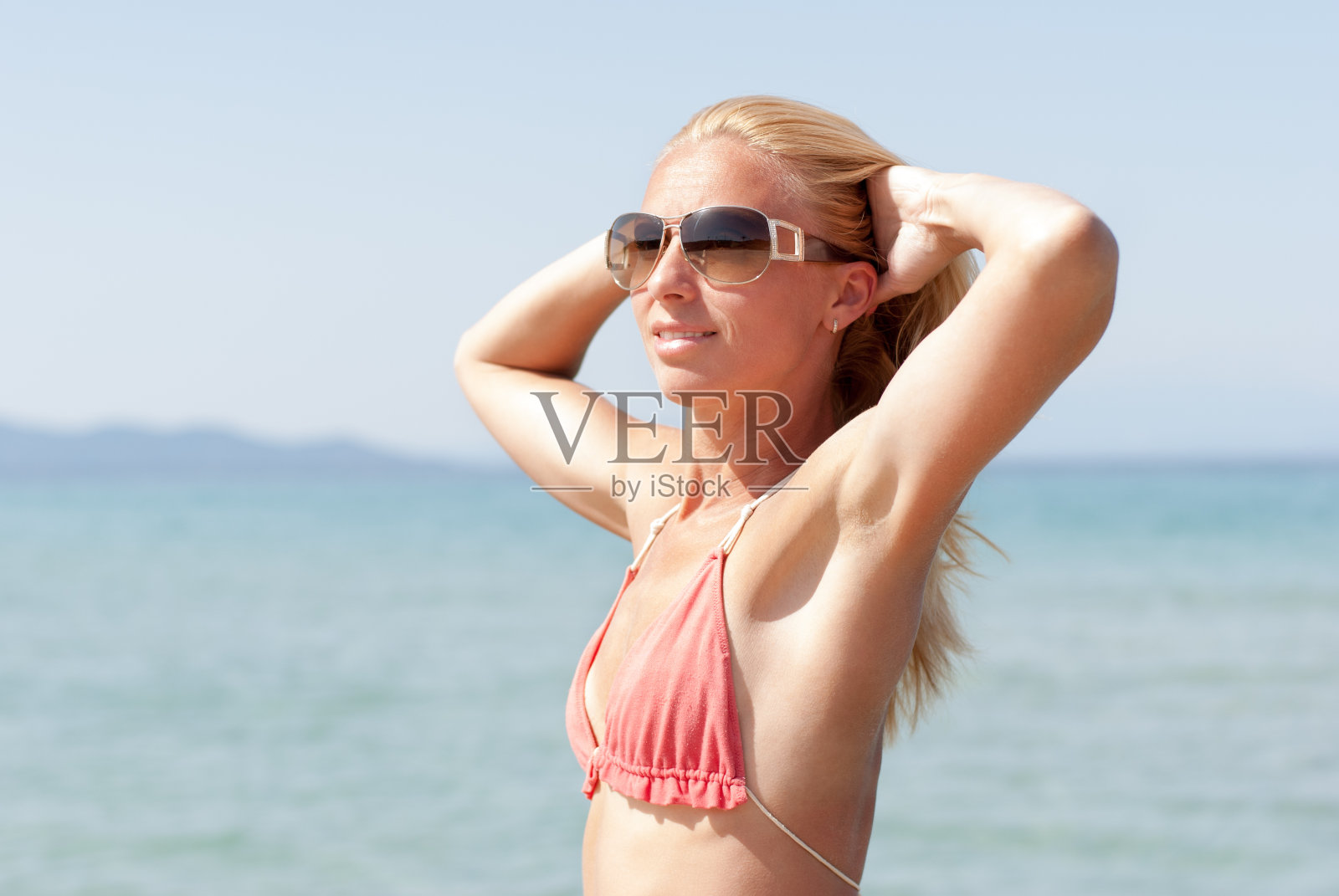 海滩上的年轻女子照片摄影图片