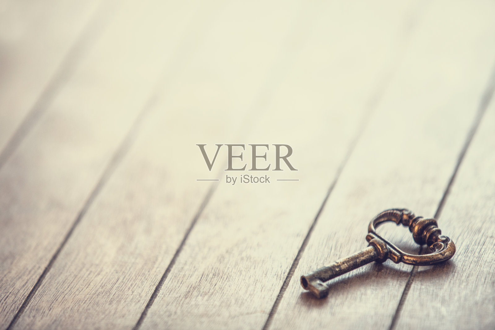 在木制背景上的键照片摄影图片