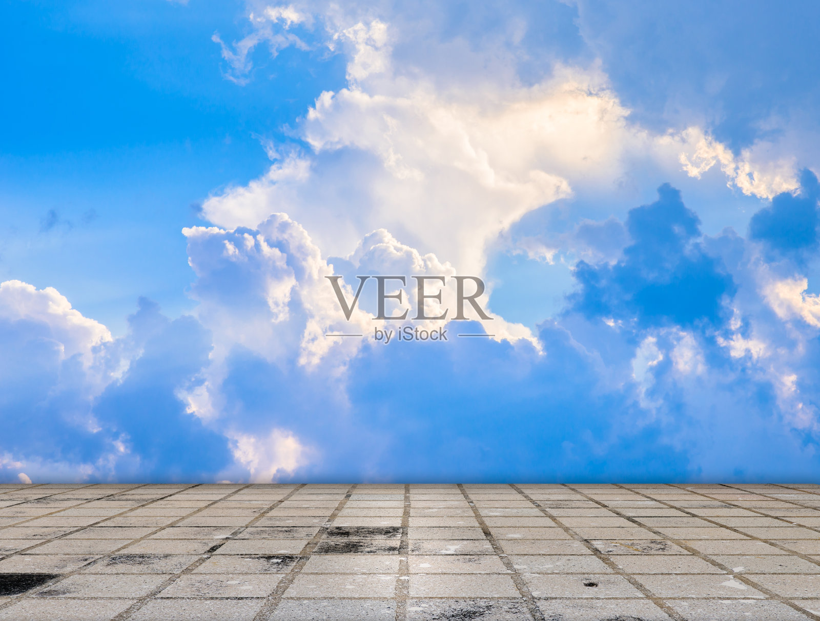 铺瓷砖地板，云海蓝天照片摄影图片