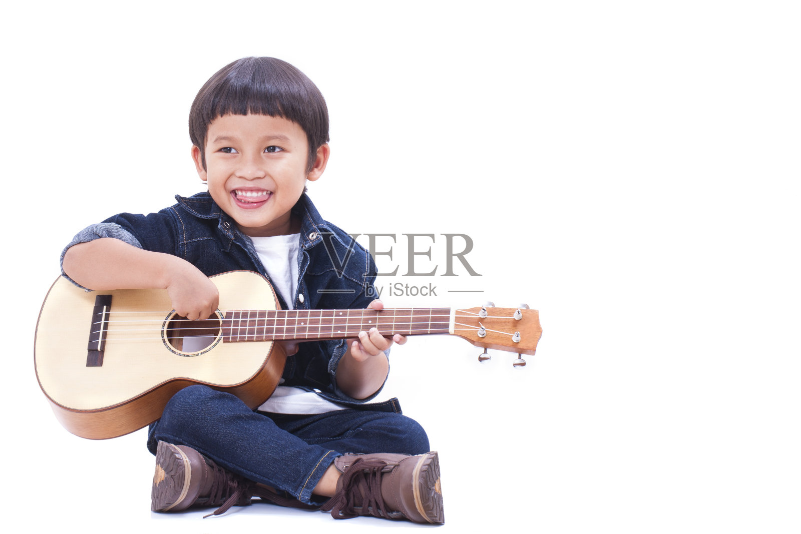 男孩在弹尤克里里照片摄影图片