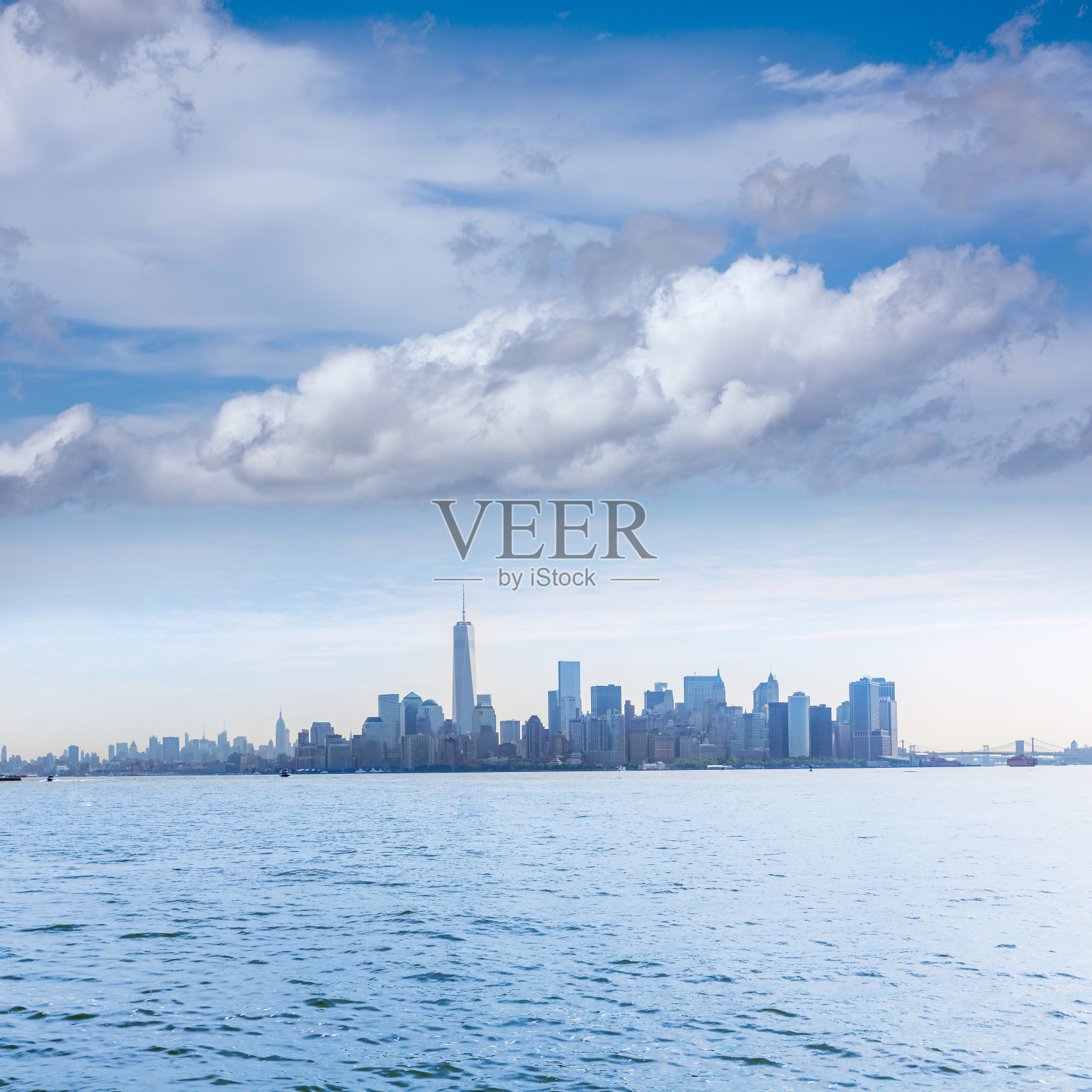 从自由岛眺望纽约的曼哈顿天际线照片摄影图片