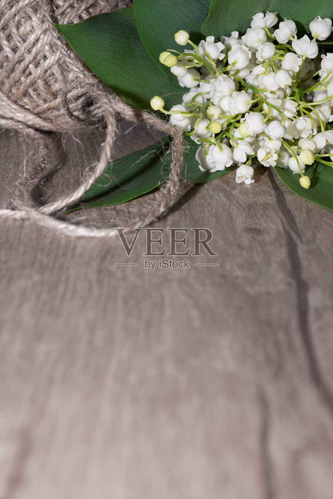 木桌上放着铃兰照片摄影图片