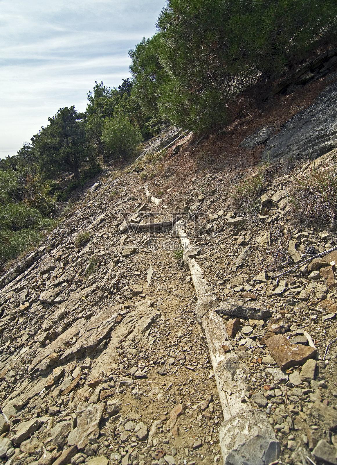 山上的旧水管。照片摄影图片