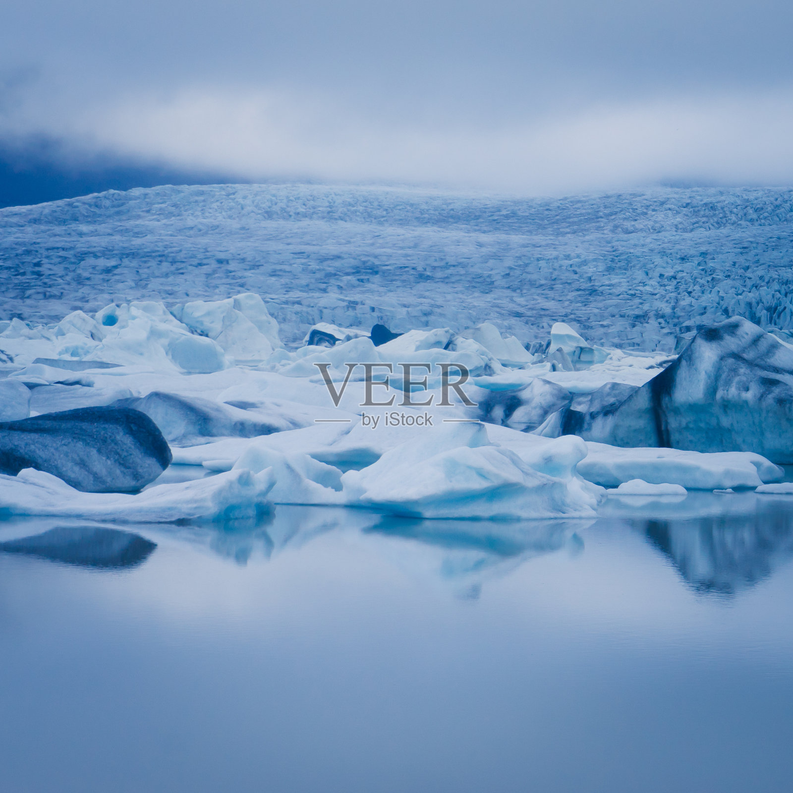 美丽而充满活力的冰岛冰川和冰川泻湖照片摄影图片