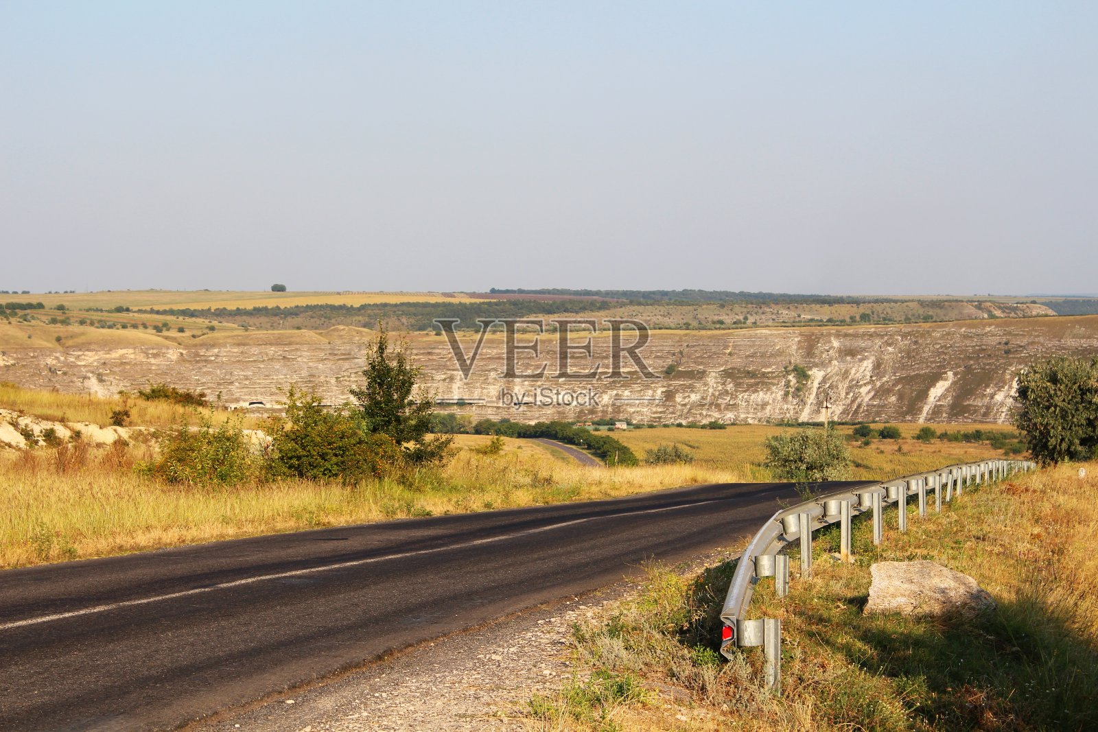 乡村道路和喀斯特丘陵照片摄影图片
