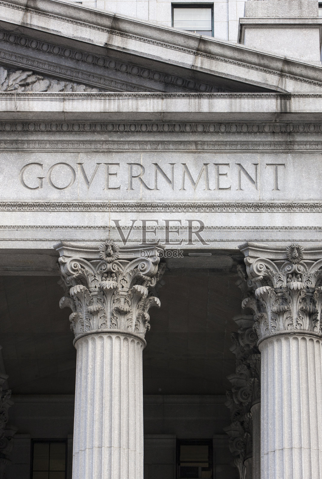 有柱子的政府大楼。照片摄影图片