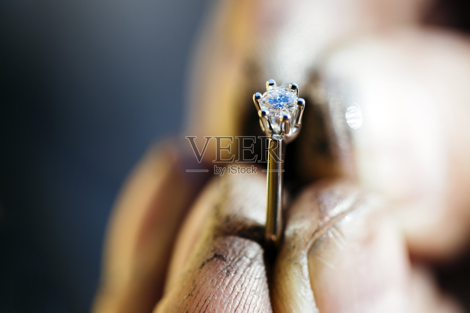 珠宝商抛光后的戒指照片摄影图片