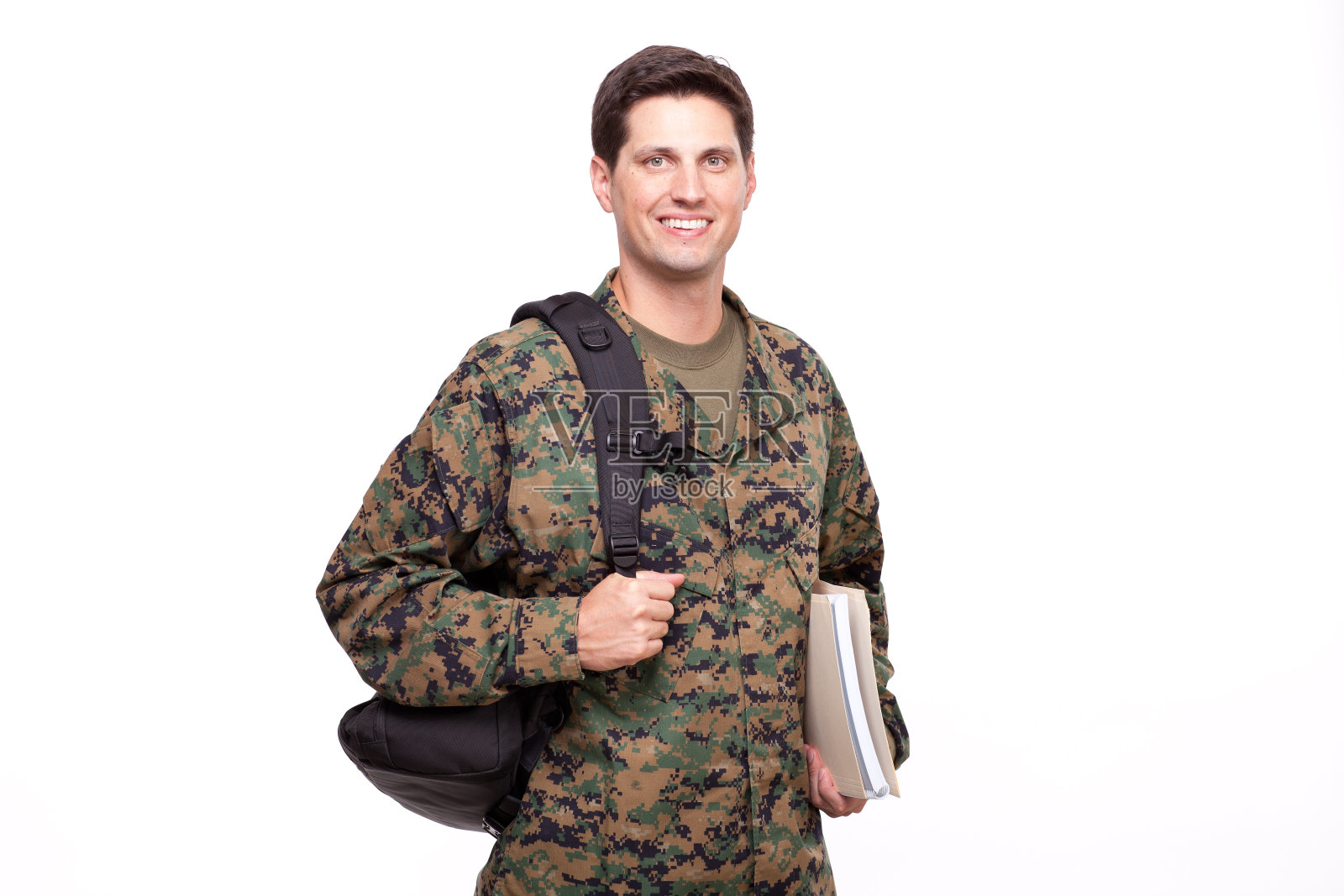 微笑的年轻士兵拿着文件和背包照片摄影图片