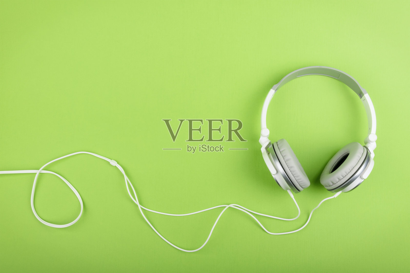 绿色背景的耳机照片摄影图片