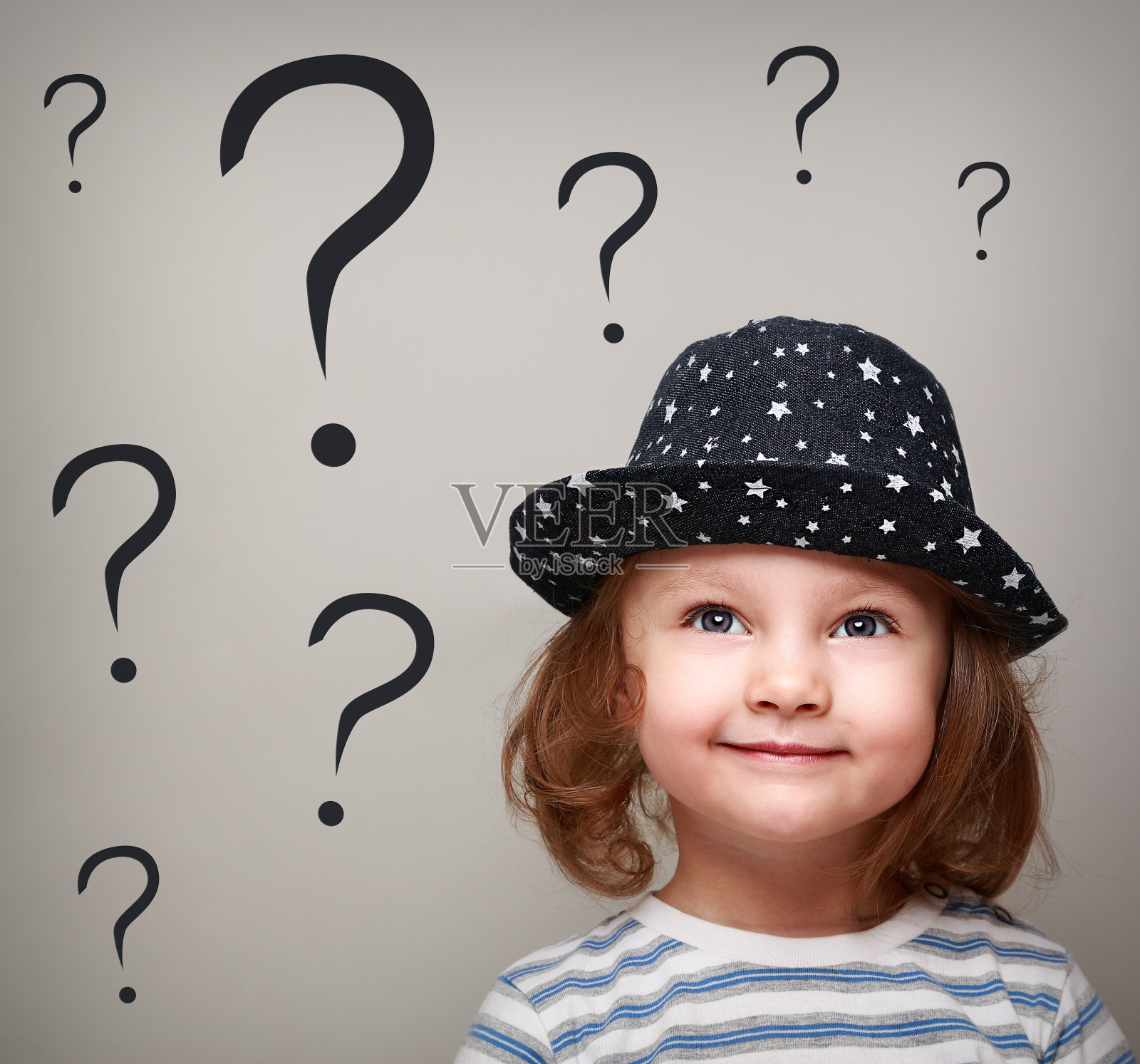 戴着帽子的小女孩快乐的思考着问题照片摄影图片