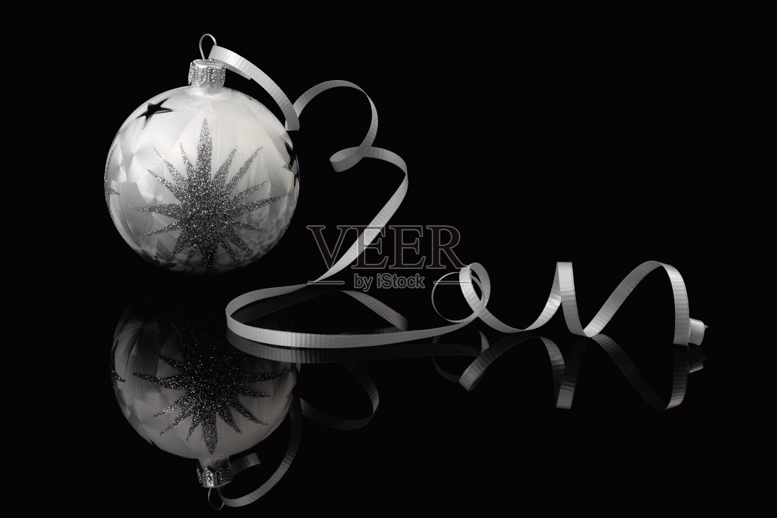 黑色背景上的圣诞装饰物照片摄影图片