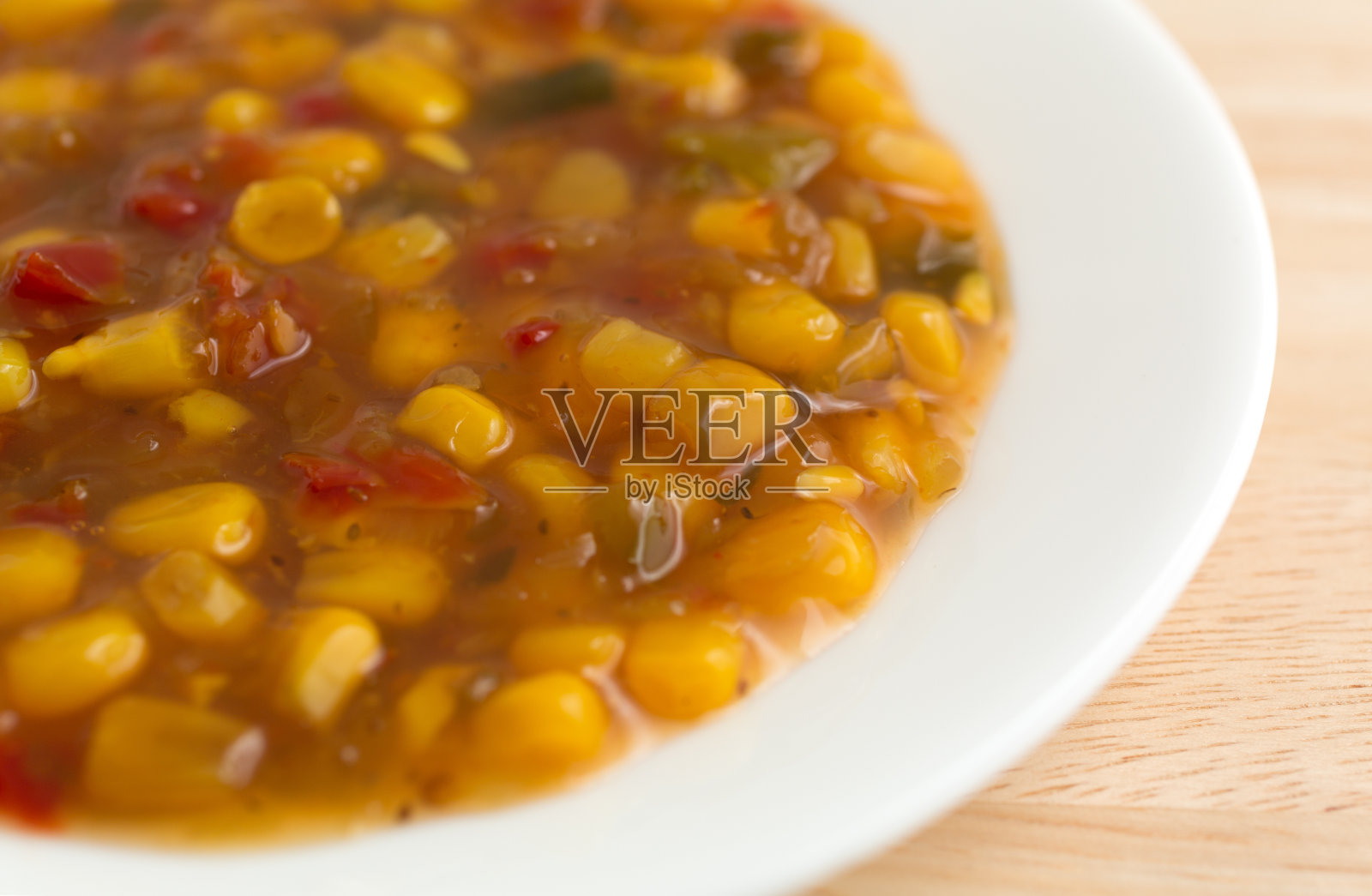 白盘子里的玉米佐料照片摄影图片