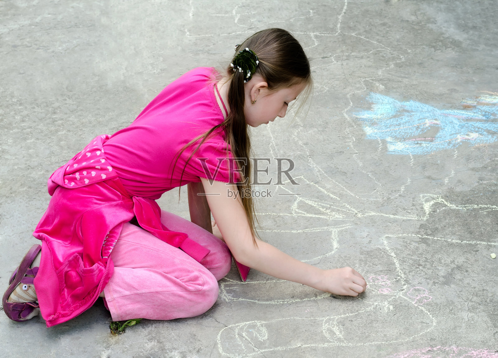 这个小女孩画粉笔照片摄影图片
