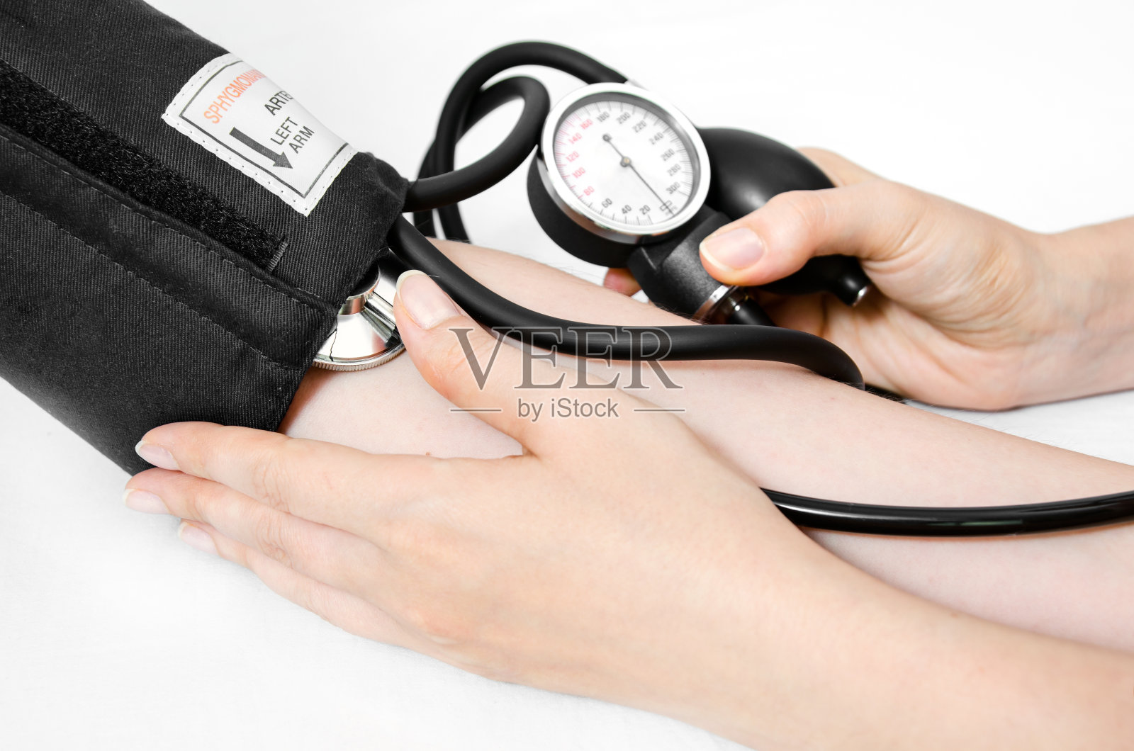 医生使用血压计照片摄影图片