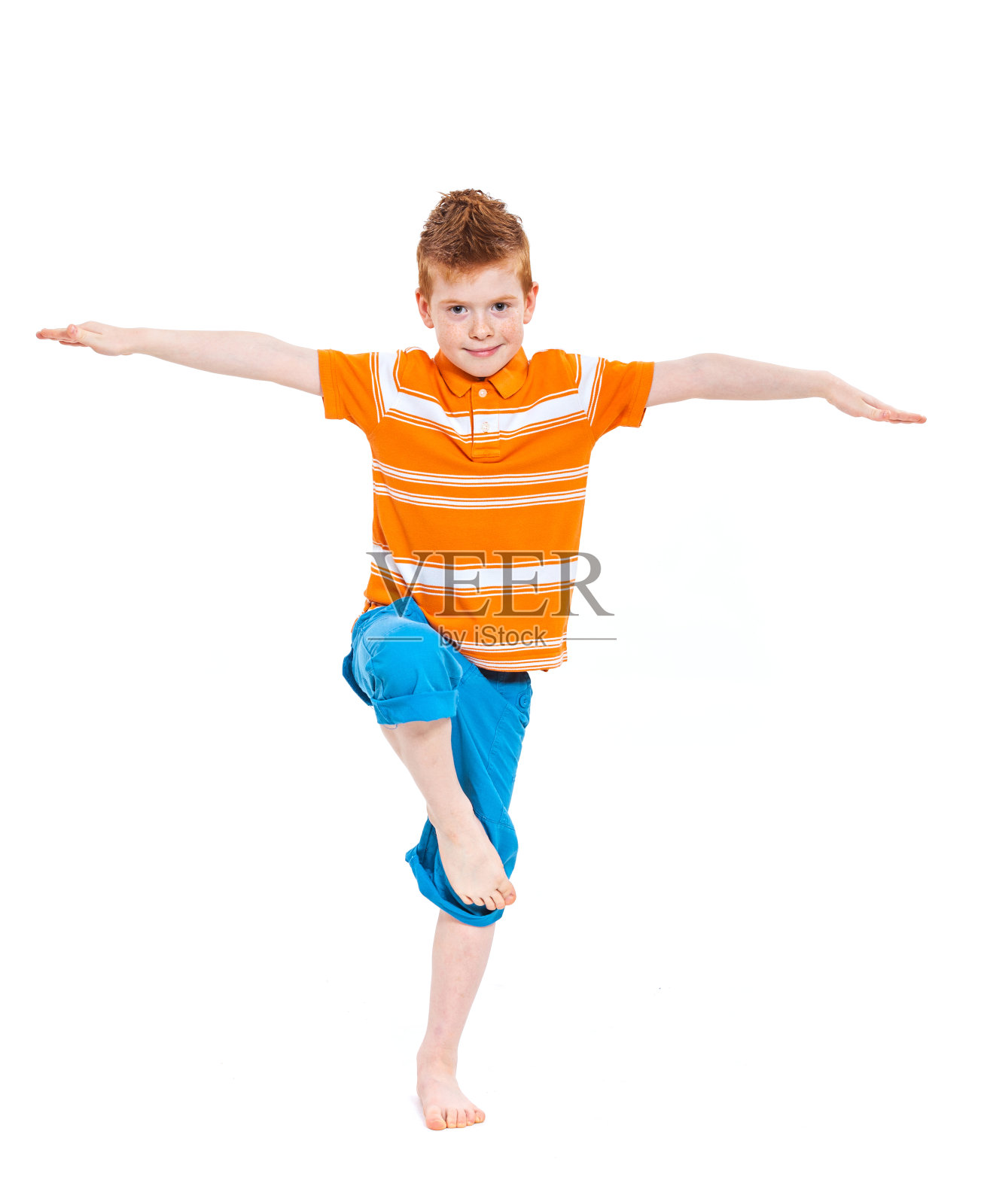 可爱的红头发的男孩照片摄影图片