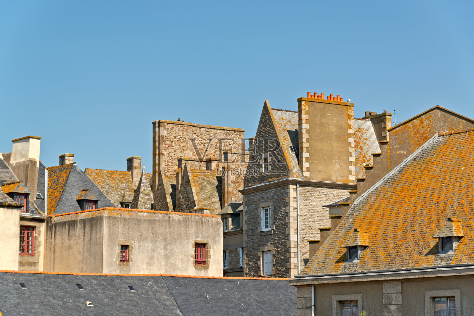 天空湛蓝的圣马洛的屋顶和房屋。照片摄影图片