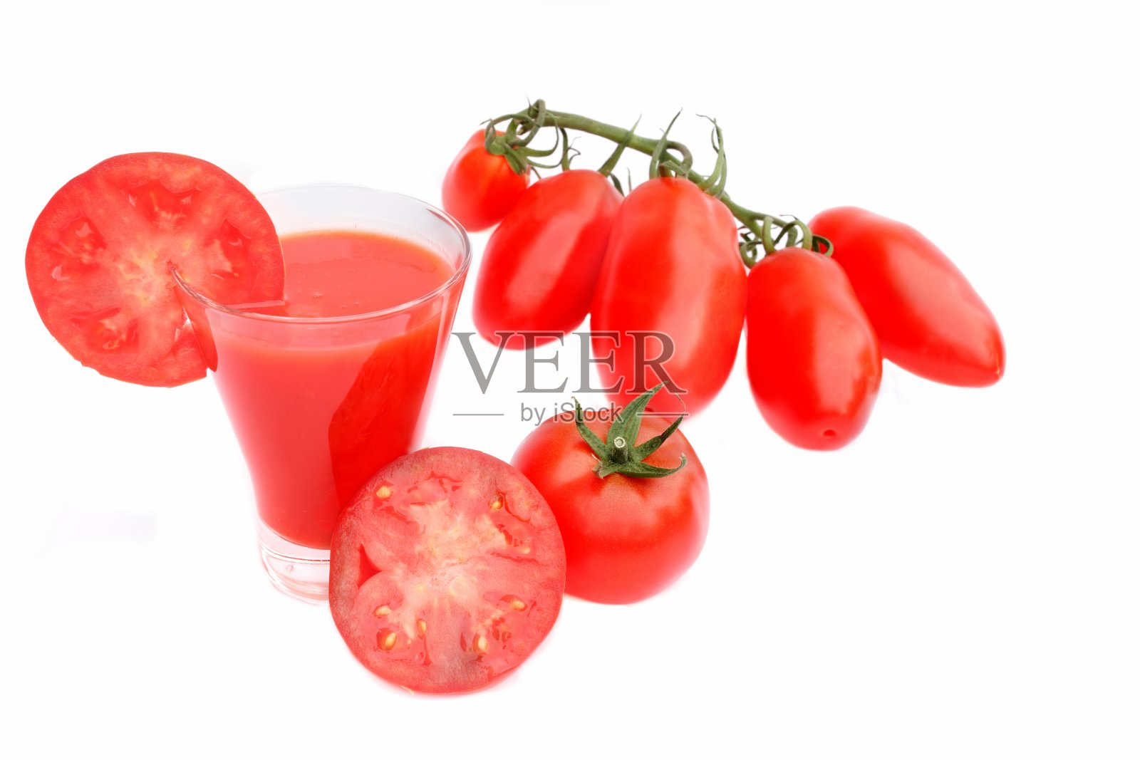玻璃杯里的番茄汁和熟透的西红柿照片摄影图片