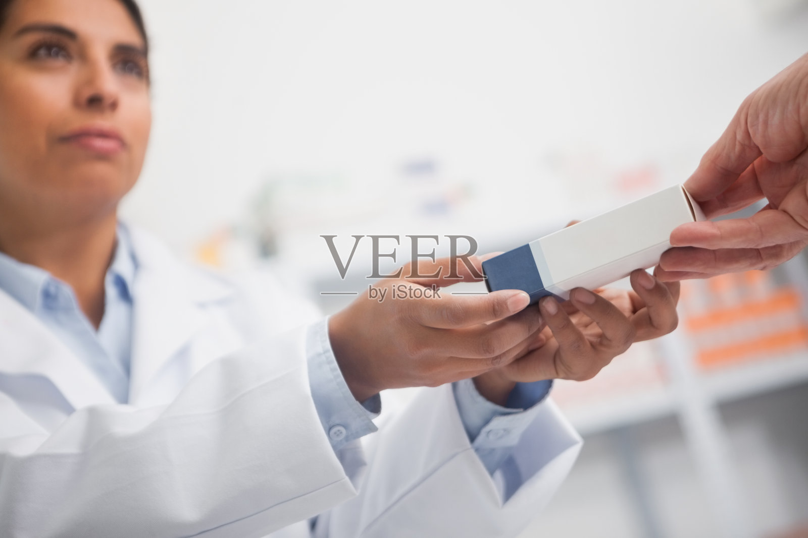 药剂师给某人一个盒子的特写照片摄影图片