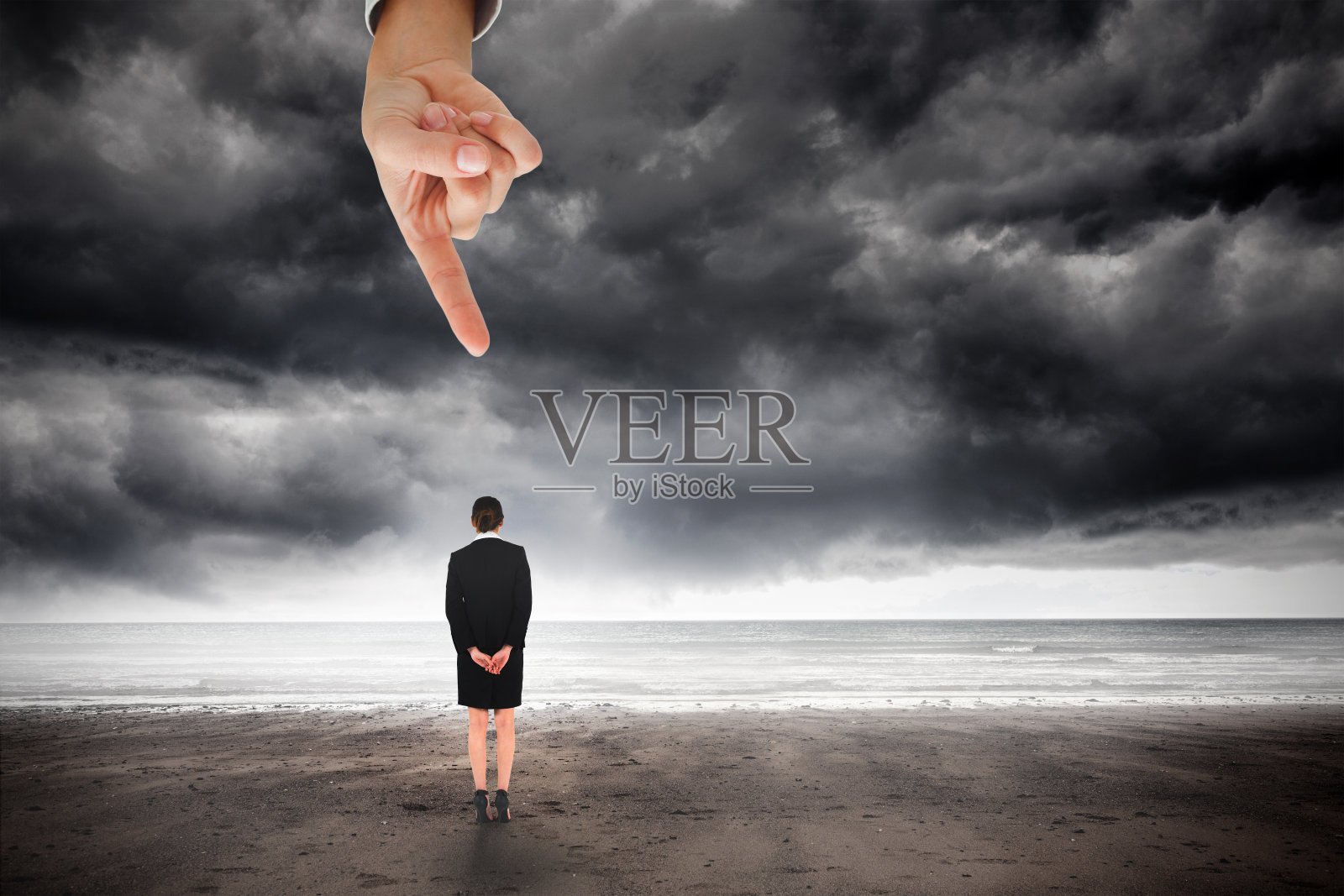 巨大的手指着站在那里的年轻女商人照片摄影图片