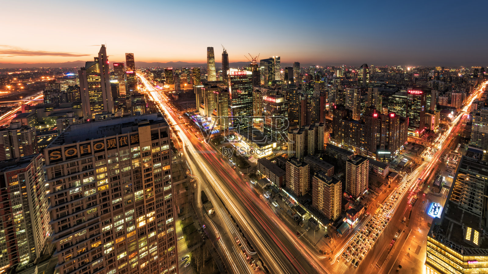 北京CBD天际线夕阳西下，夜幕降临照片摄影图片