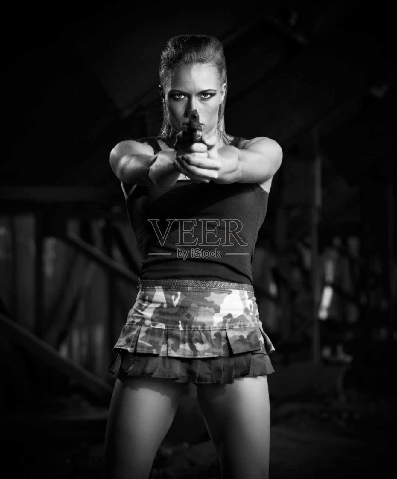 穿制服带枪的女子(单色版)照片摄影图片