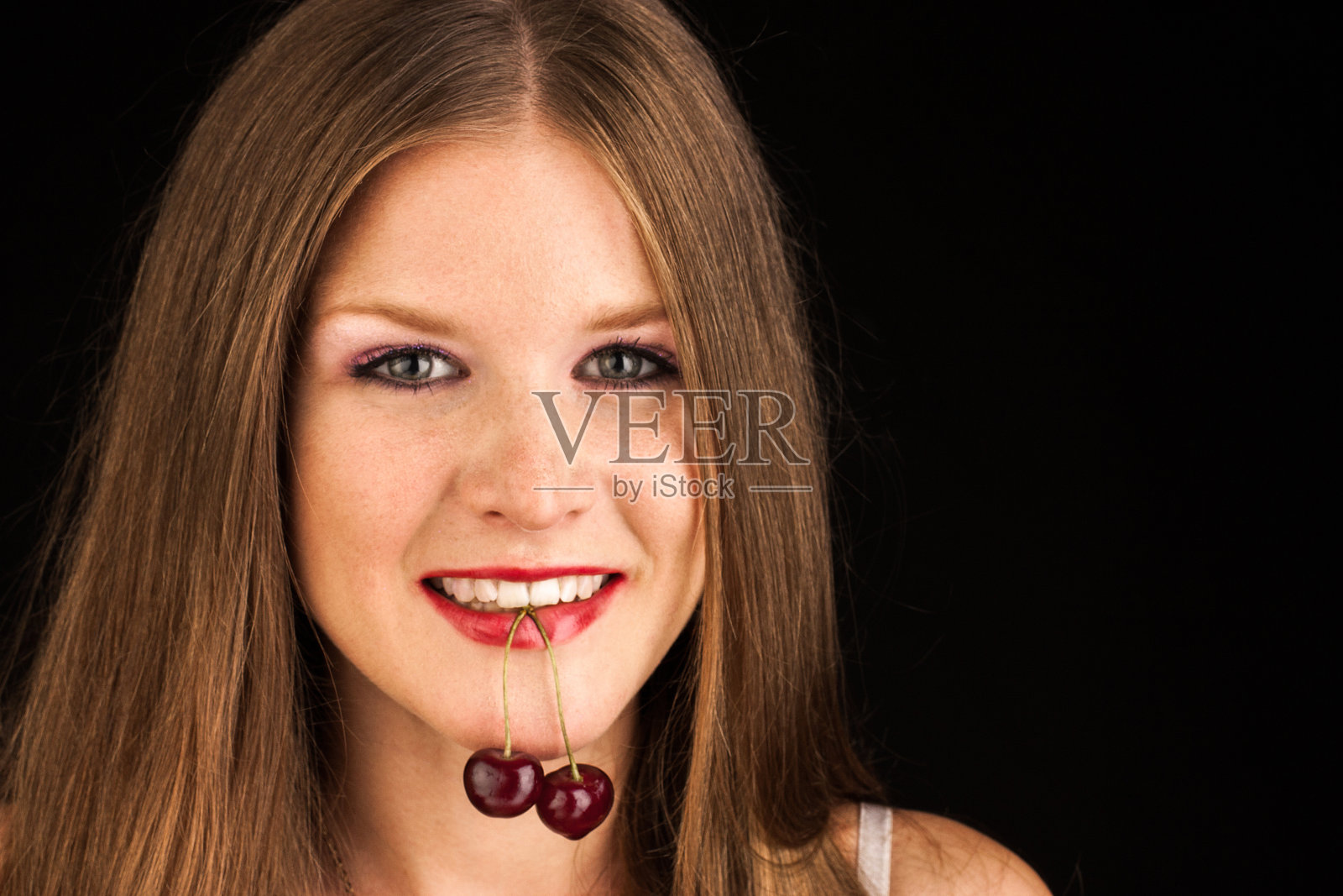 快乐的女人，白衣上有樱桃照片摄影图片