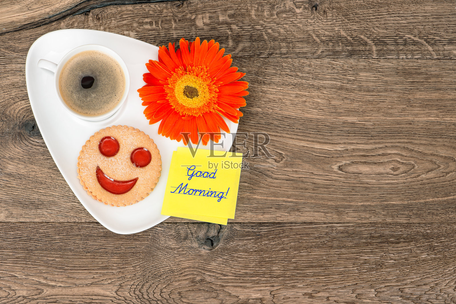 带微笑的饼干和雏菊花的咖啡照片摄影图片