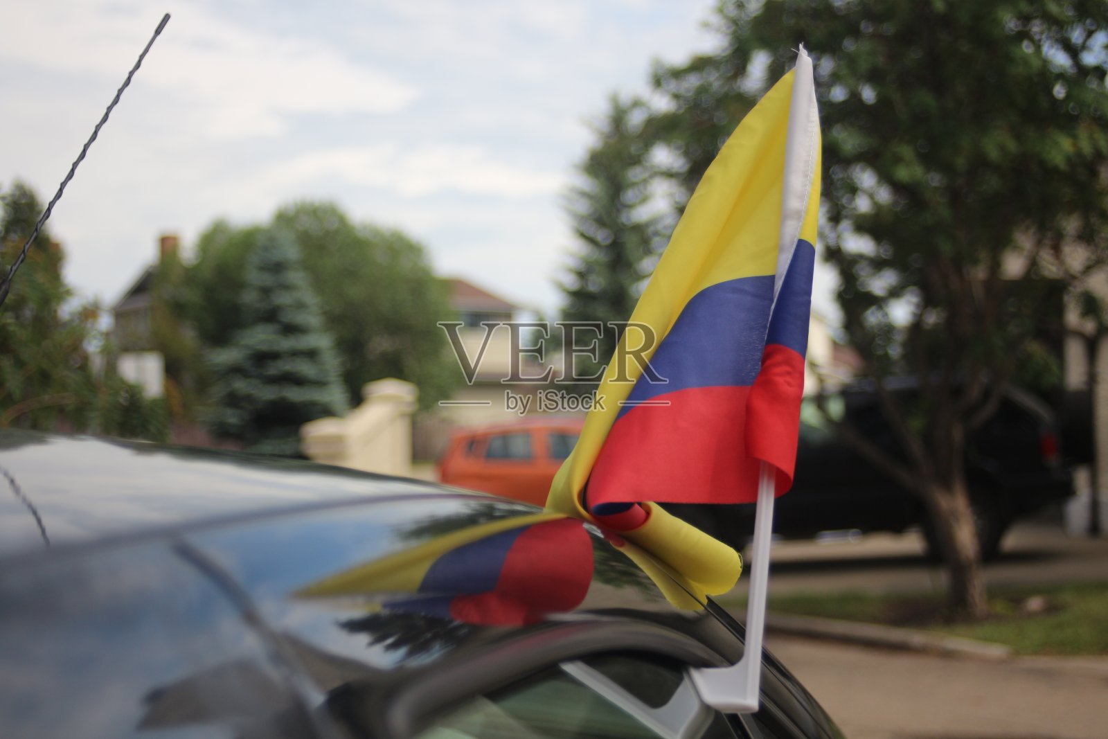 车上插哥伦比亚国旗照片摄影图片