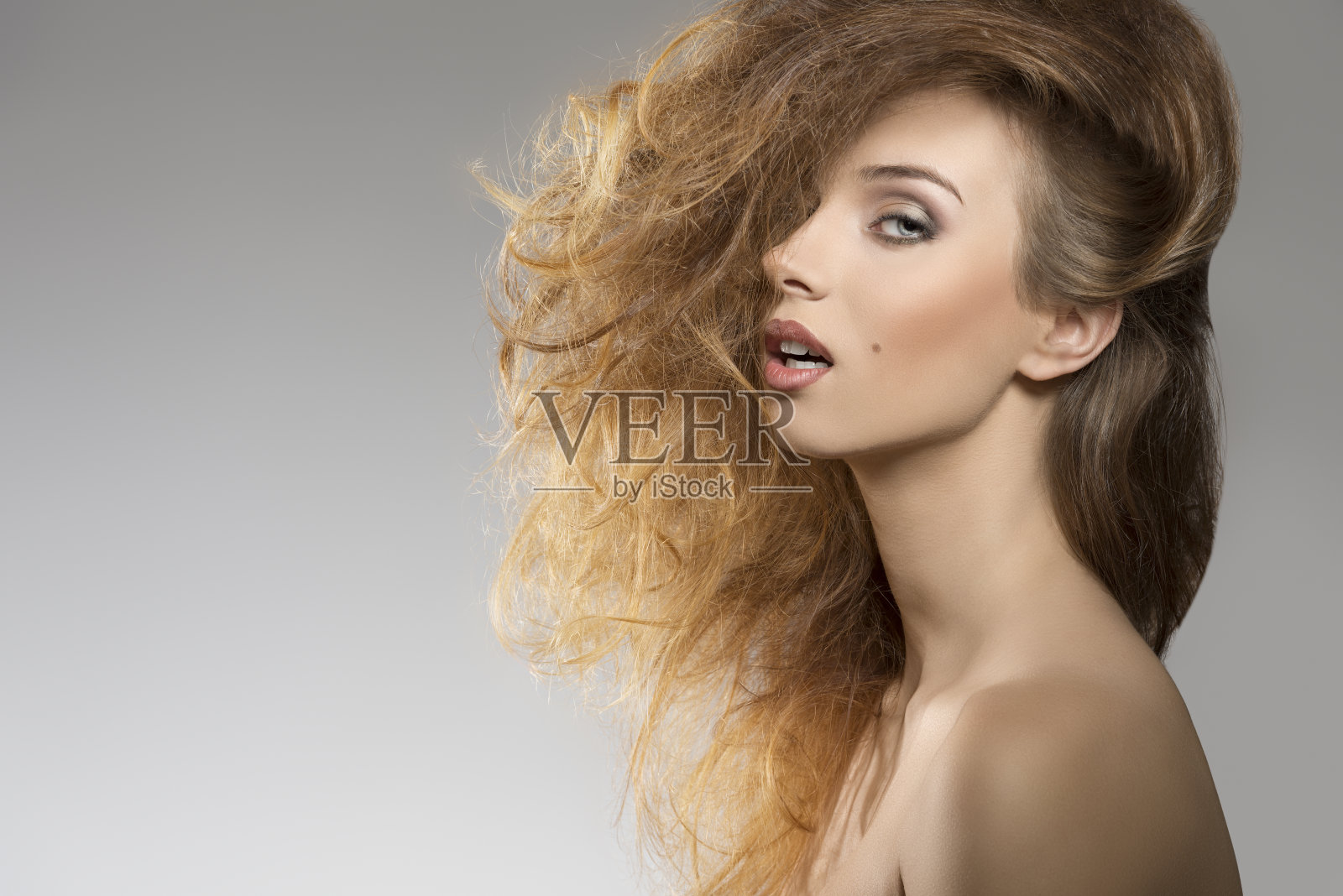 头发浓密的女孩照片摄影图片