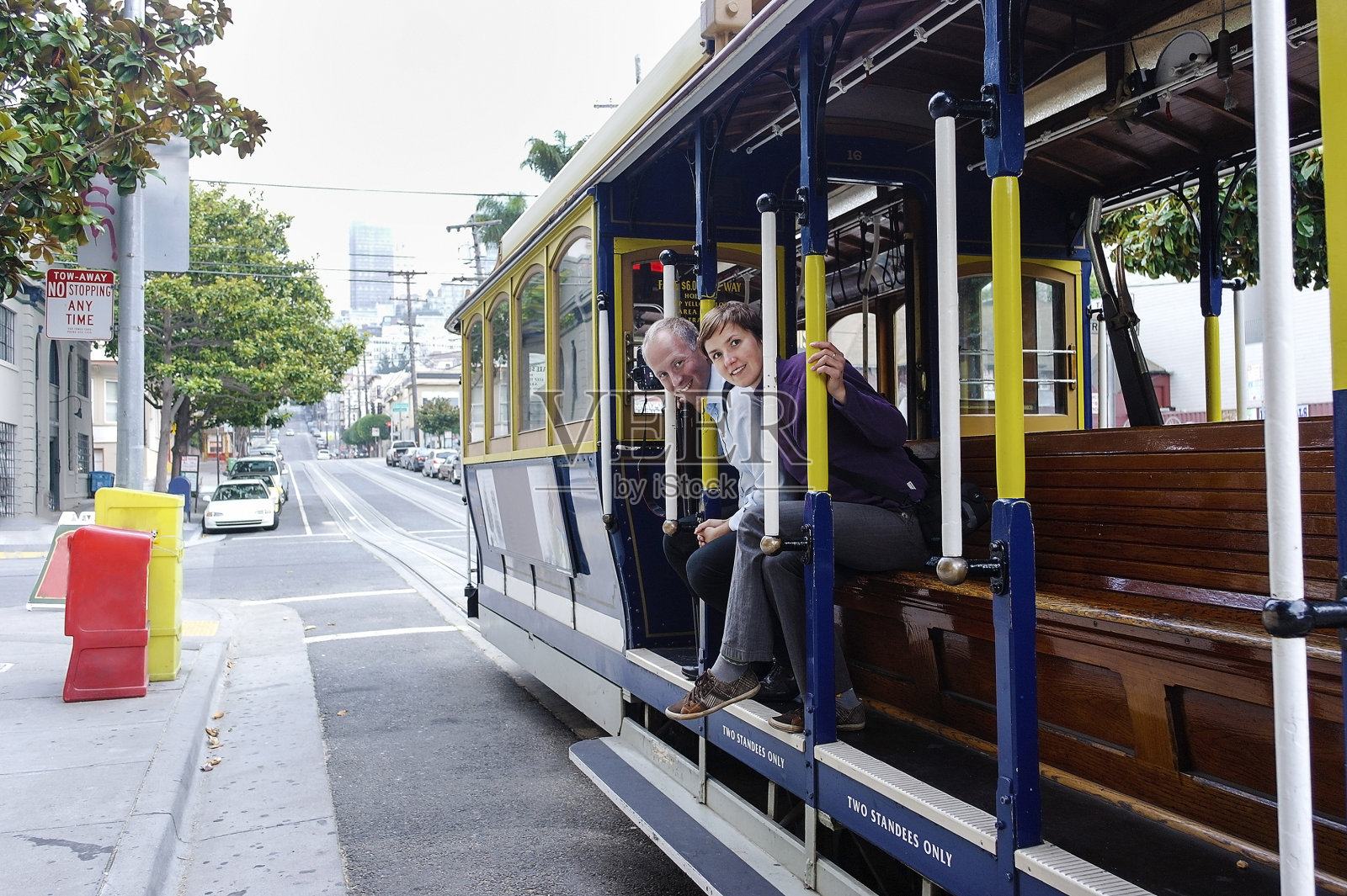 旧金山缆车上的游客照片摄影图片