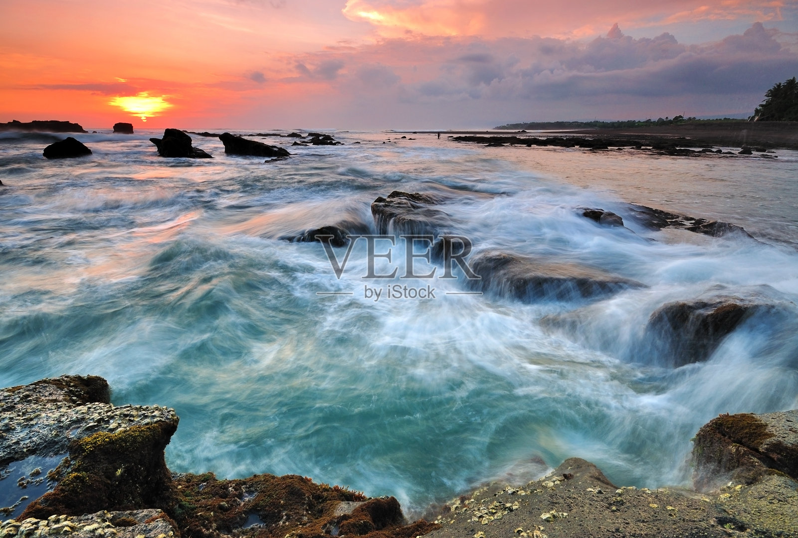 巴厘岛的日落和海浪照片摄影图片