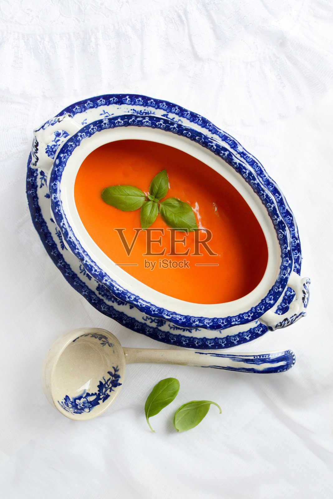 番茄汤陶罐照片摄影图片