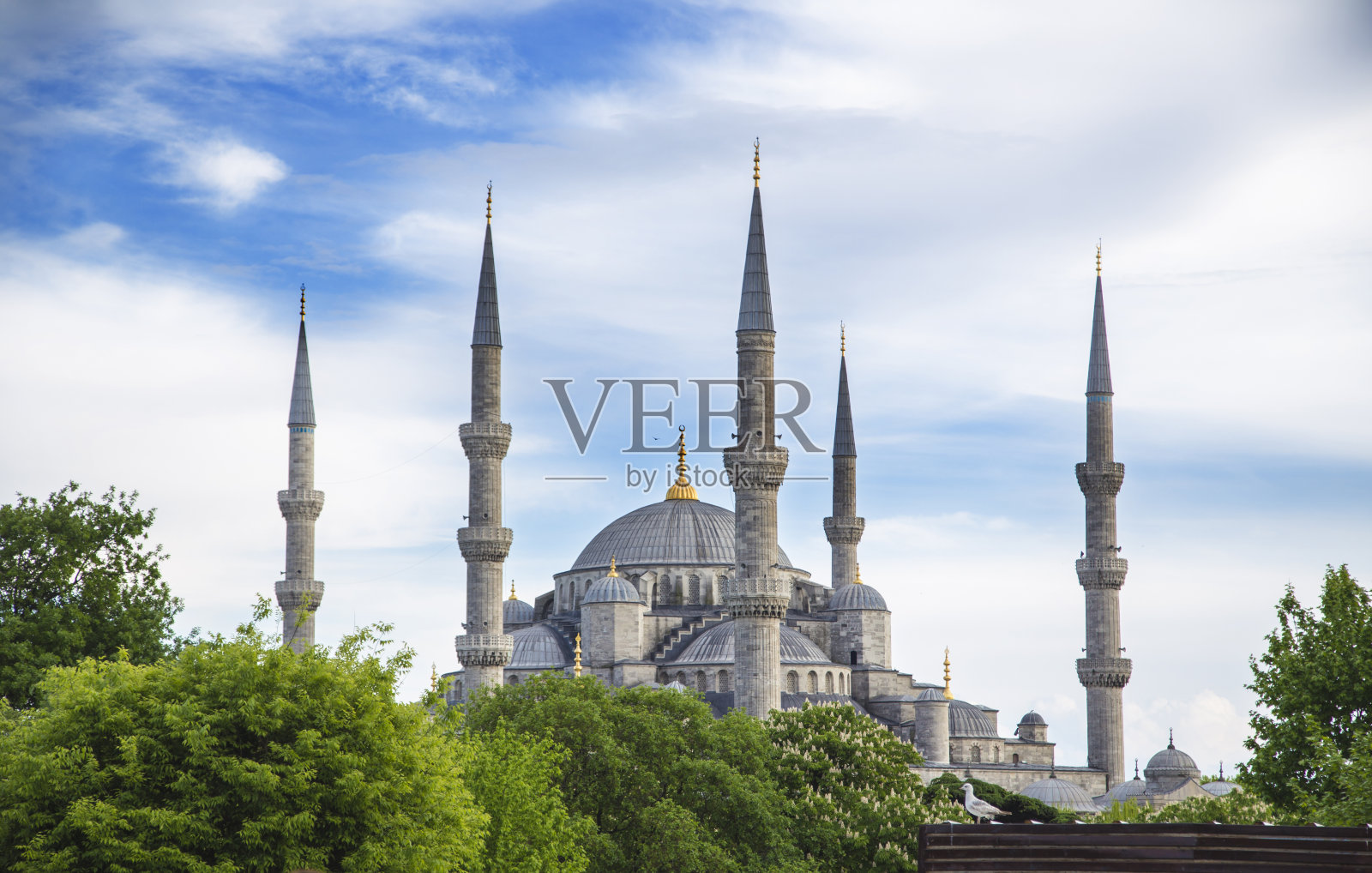 晴朗的一天，伊斯坦布尔的蓝色清真寺照片摄影图片