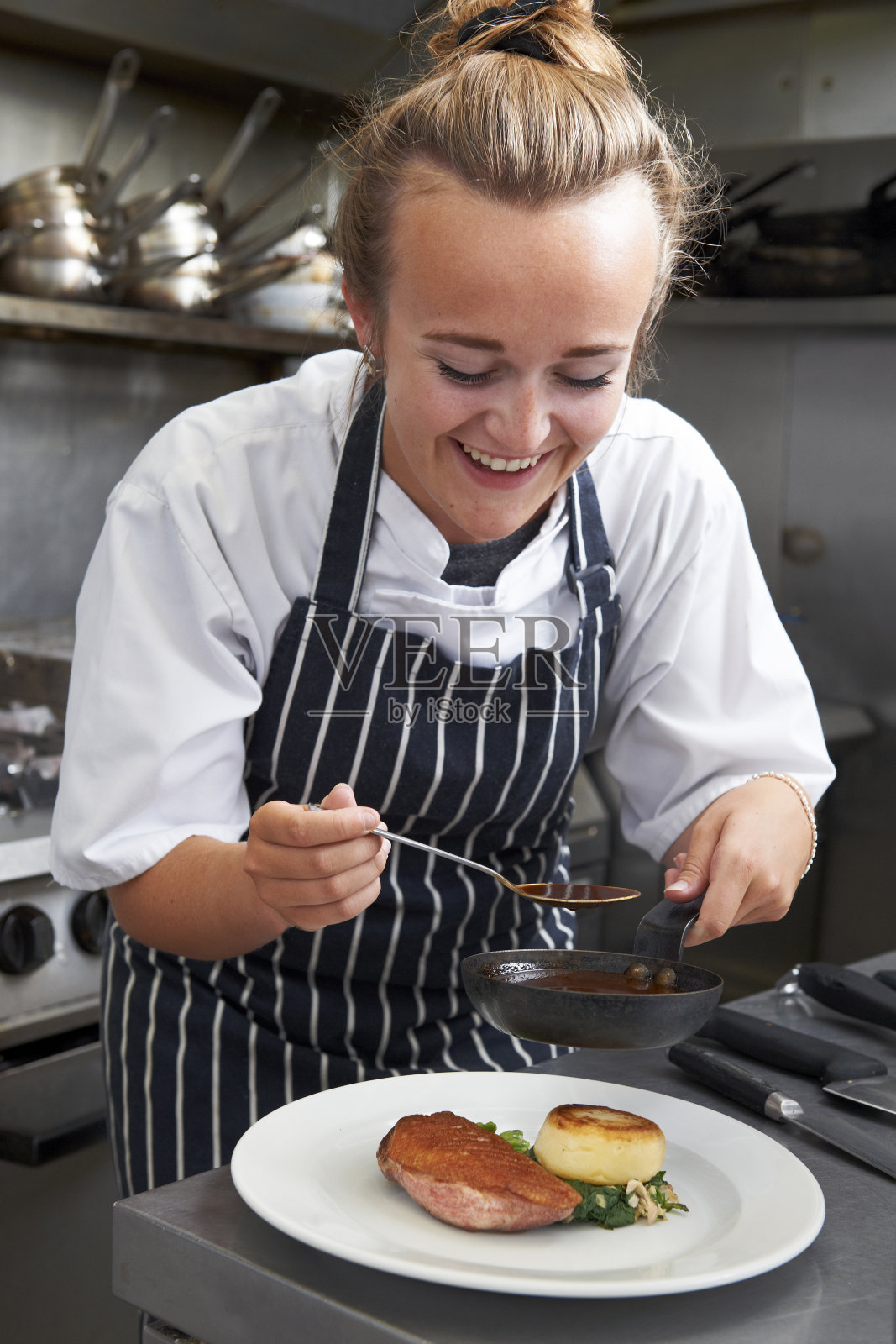 在餐厅厨房工作的实习厨师照片摄影图片