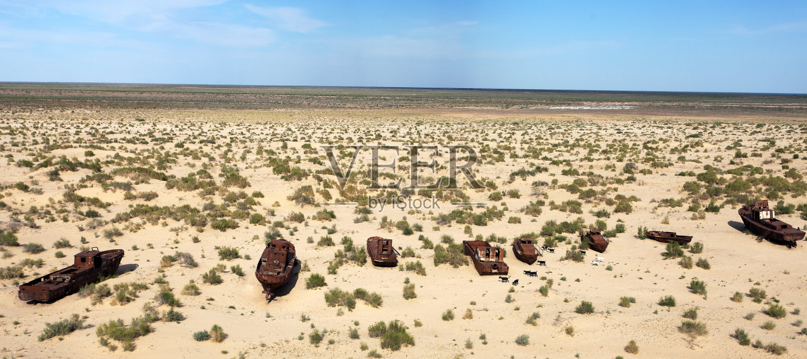 莫纳克-咸海附近沙漠中的船只照片摄影图片