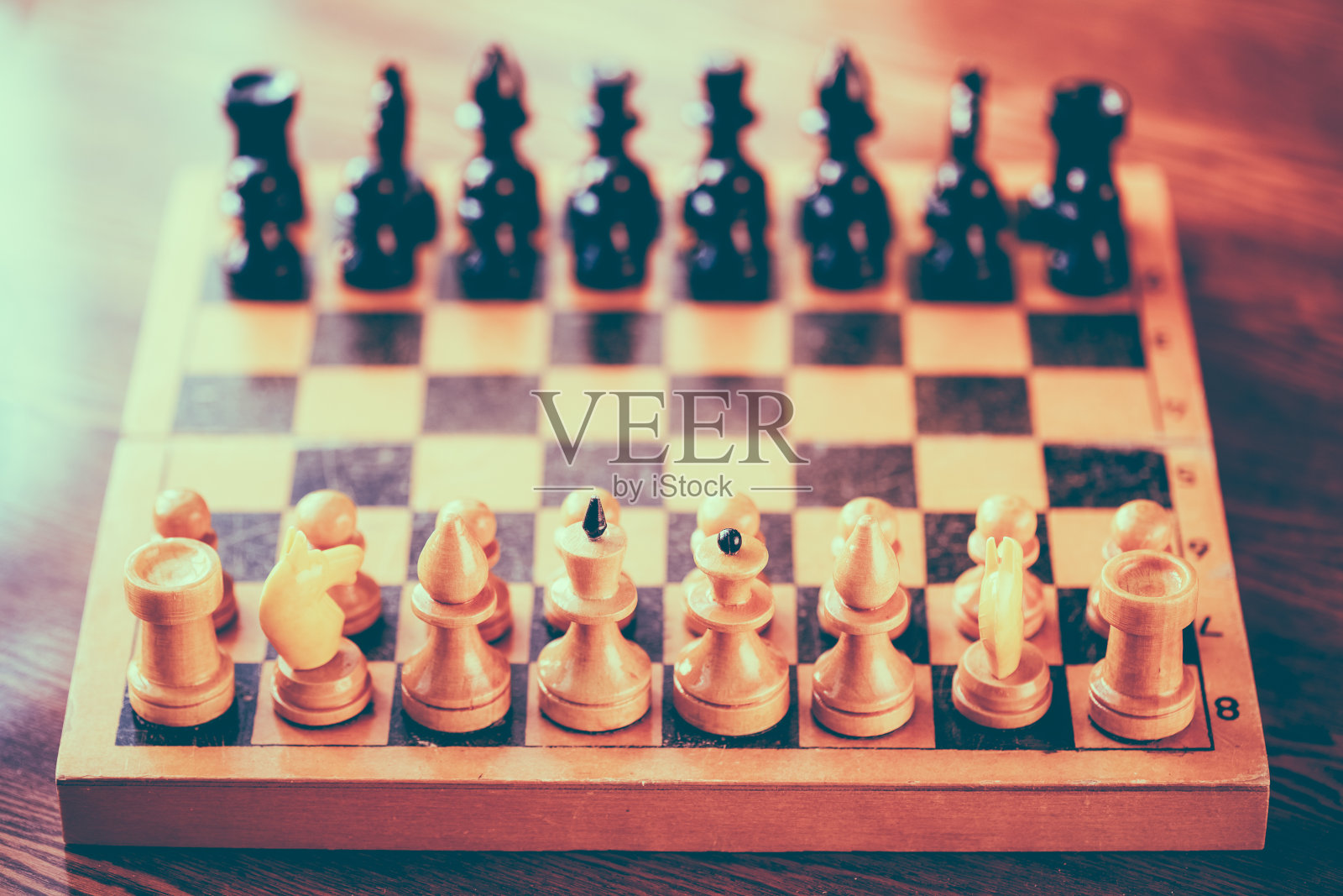 古老的木制象棋站在棋盘上照片摄影图片