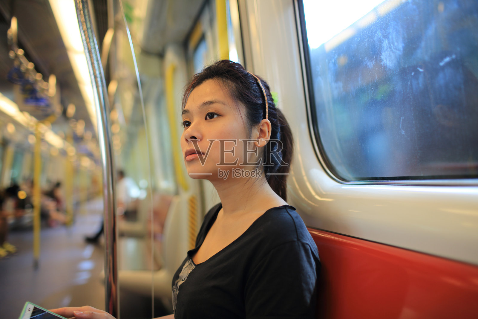 女孩在车厢里感到恶心照片摄影图片