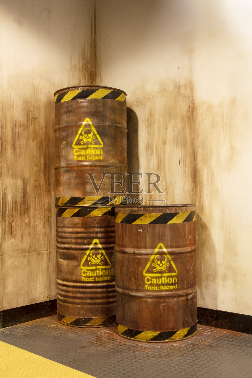 仓库里的旧桶照片摄影图片