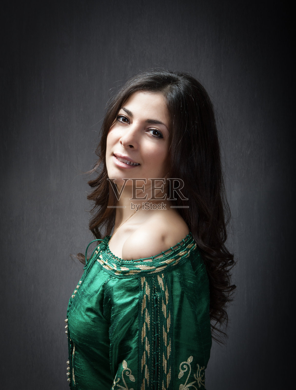 北非模特微笑照片摄影图片