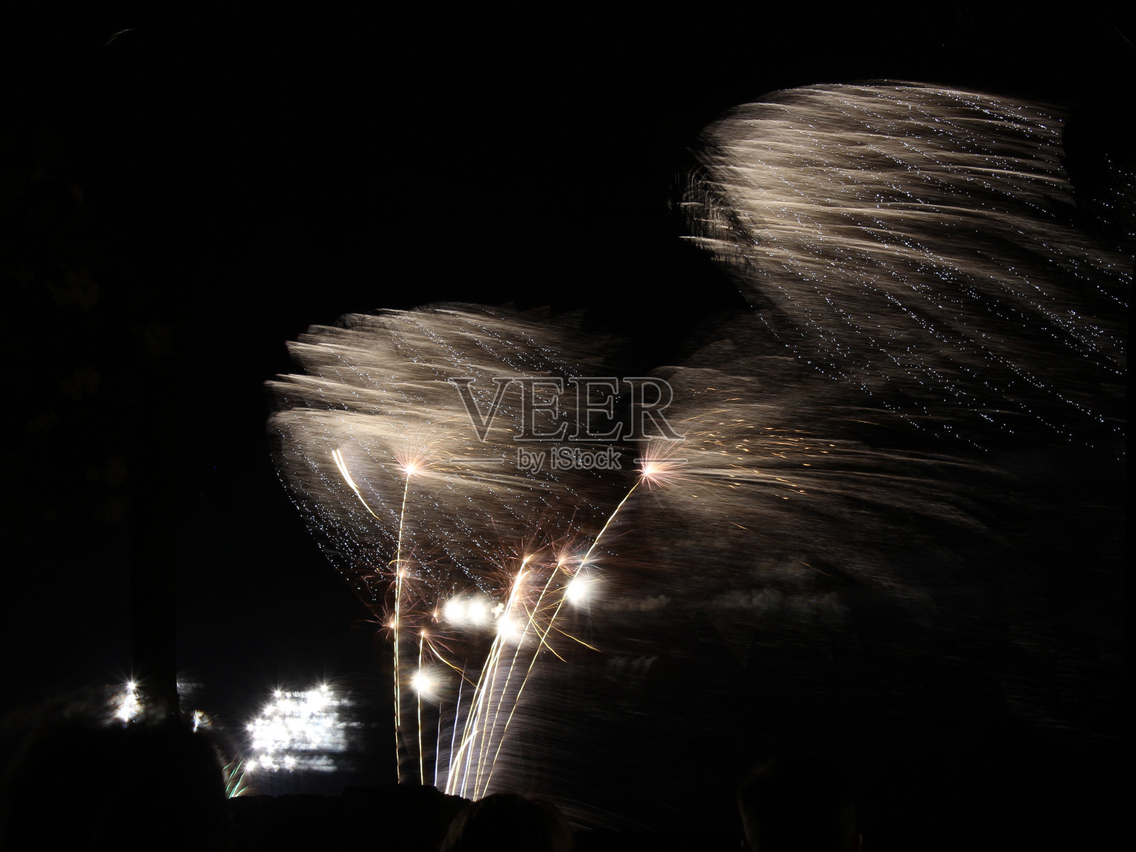 大岛上的烟火照片摄影图片