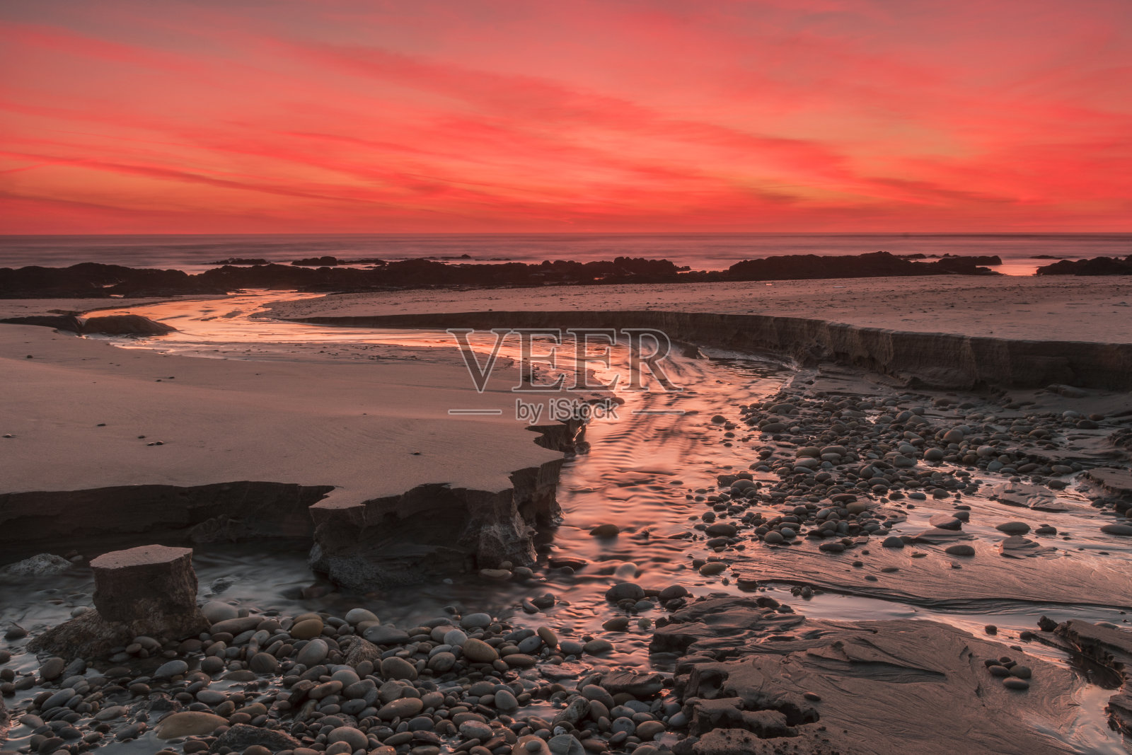 海滩上的红色日落照片摄影图片