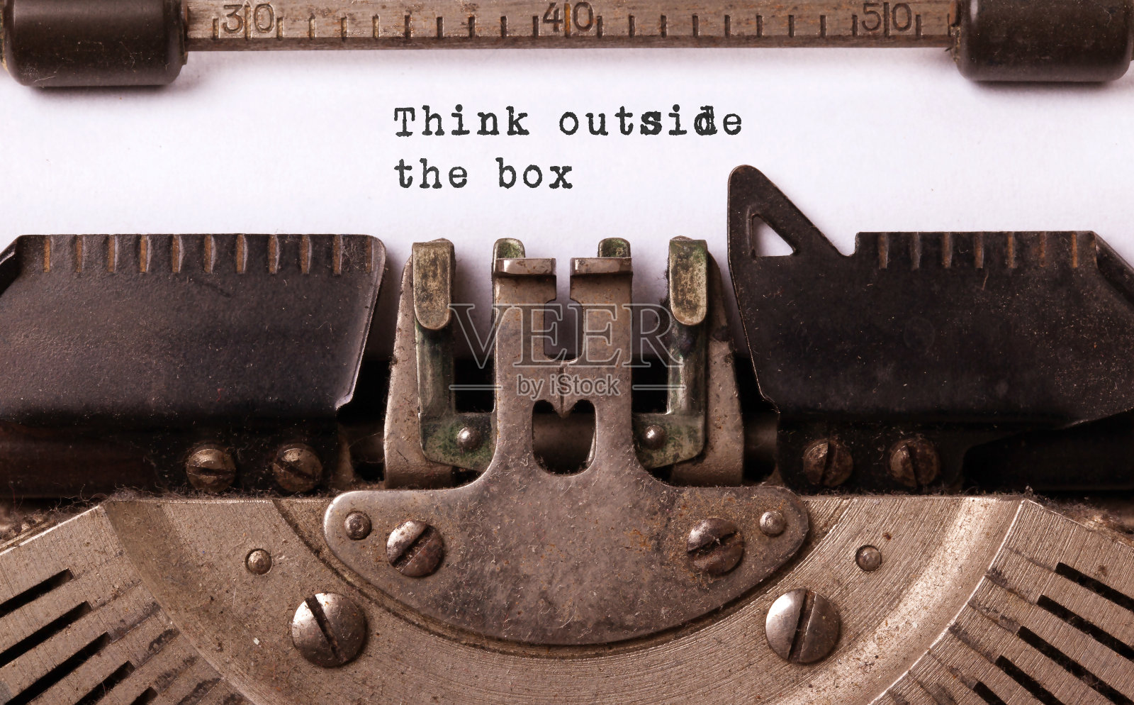 用旧打字机刻出的古铭文照片摄影图片