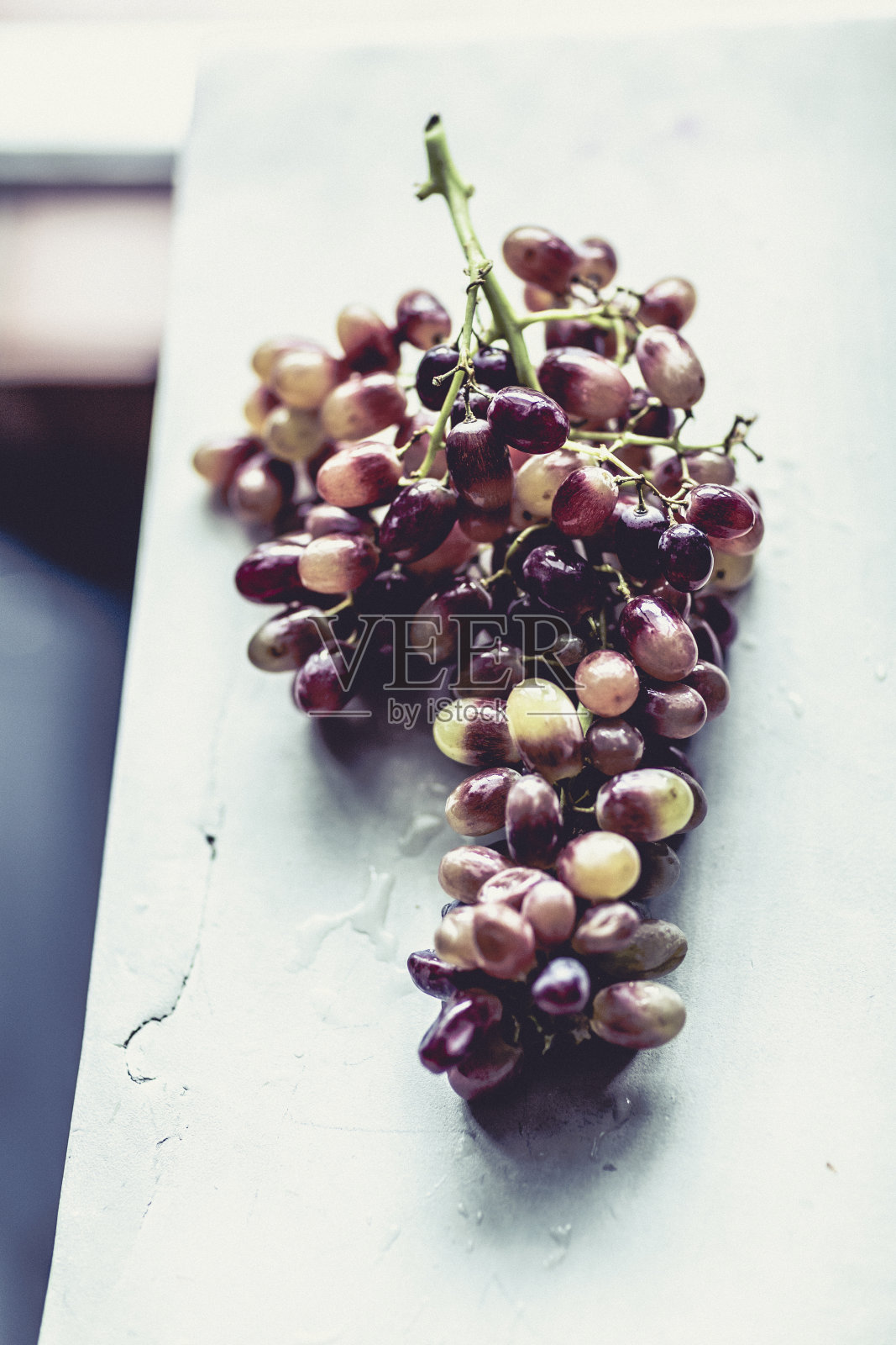 一串看起来很乡村的葡萄照片摄影图片