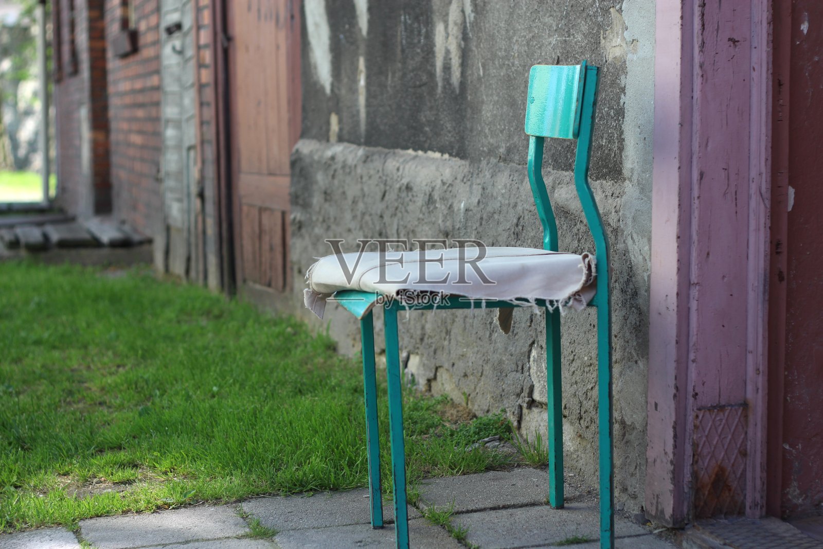 房子前面的旧绿松石椅子照片摄影图片