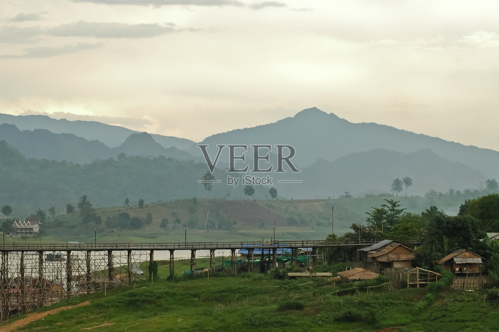 山腰渔村的乡村照片摄影图片