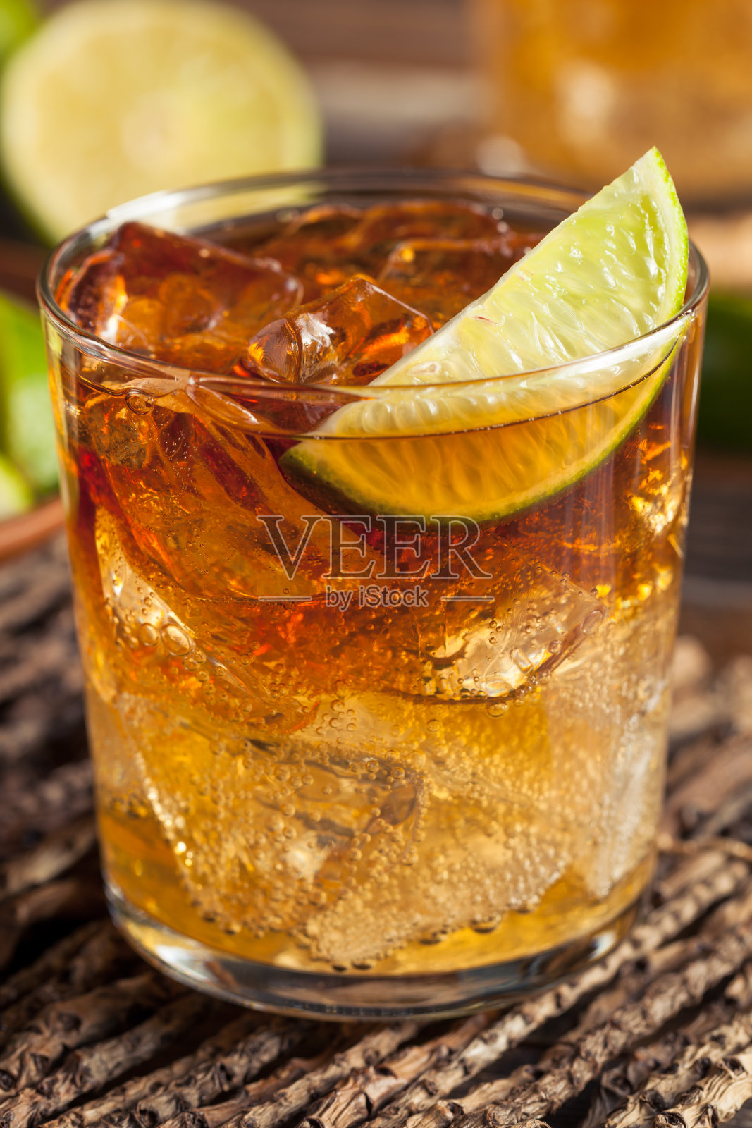 深色和暴风雨朗姆酒鸡尾酒照片摄影图片