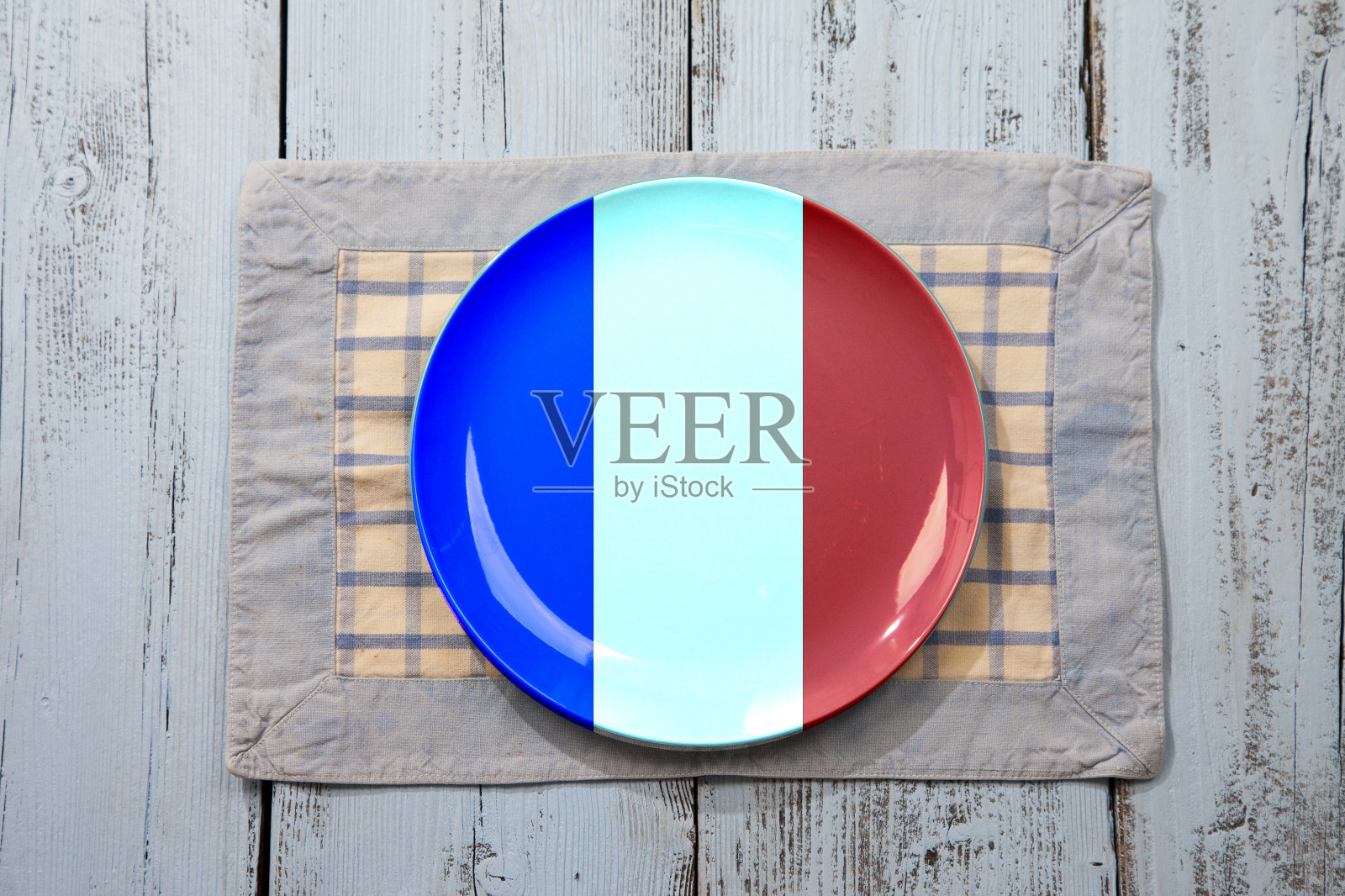 空盘子与法国国旗在浅蓝色木制背景照片摄影图片