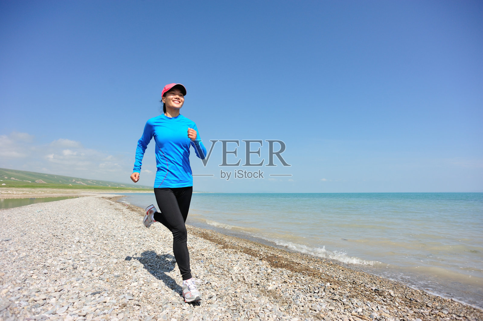 跑步运动员在海边跑步照片摄影图片